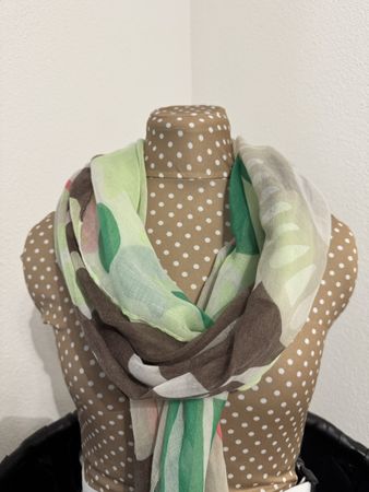 Schal mit schönem Blumenmuster neuwertig!
