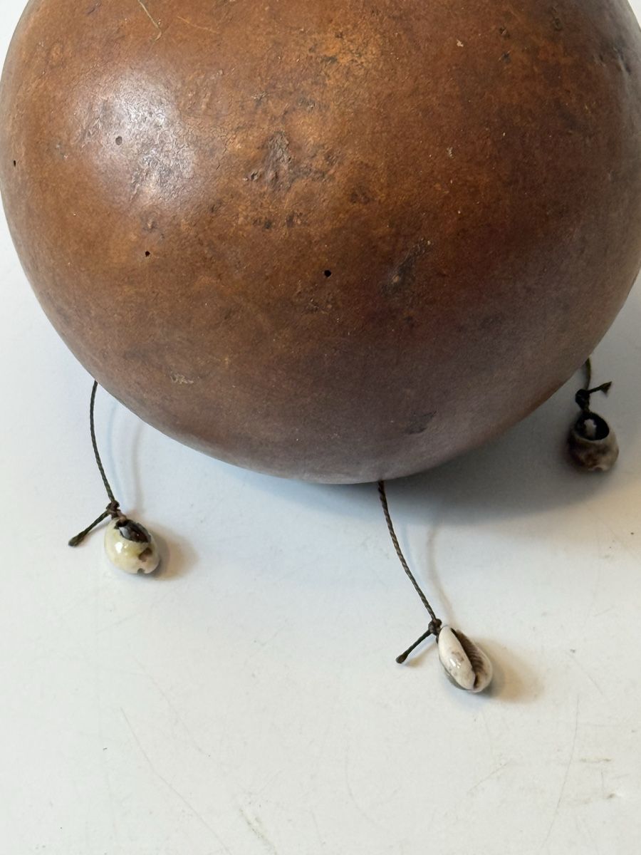 Sculptures & Statues: Afrikanische Rassel mit Muscheln – D'occasion à Grenchen par swiss.antiques 1