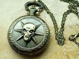 Totenkopf Sprungdeckel Uhr Quarz + Kette