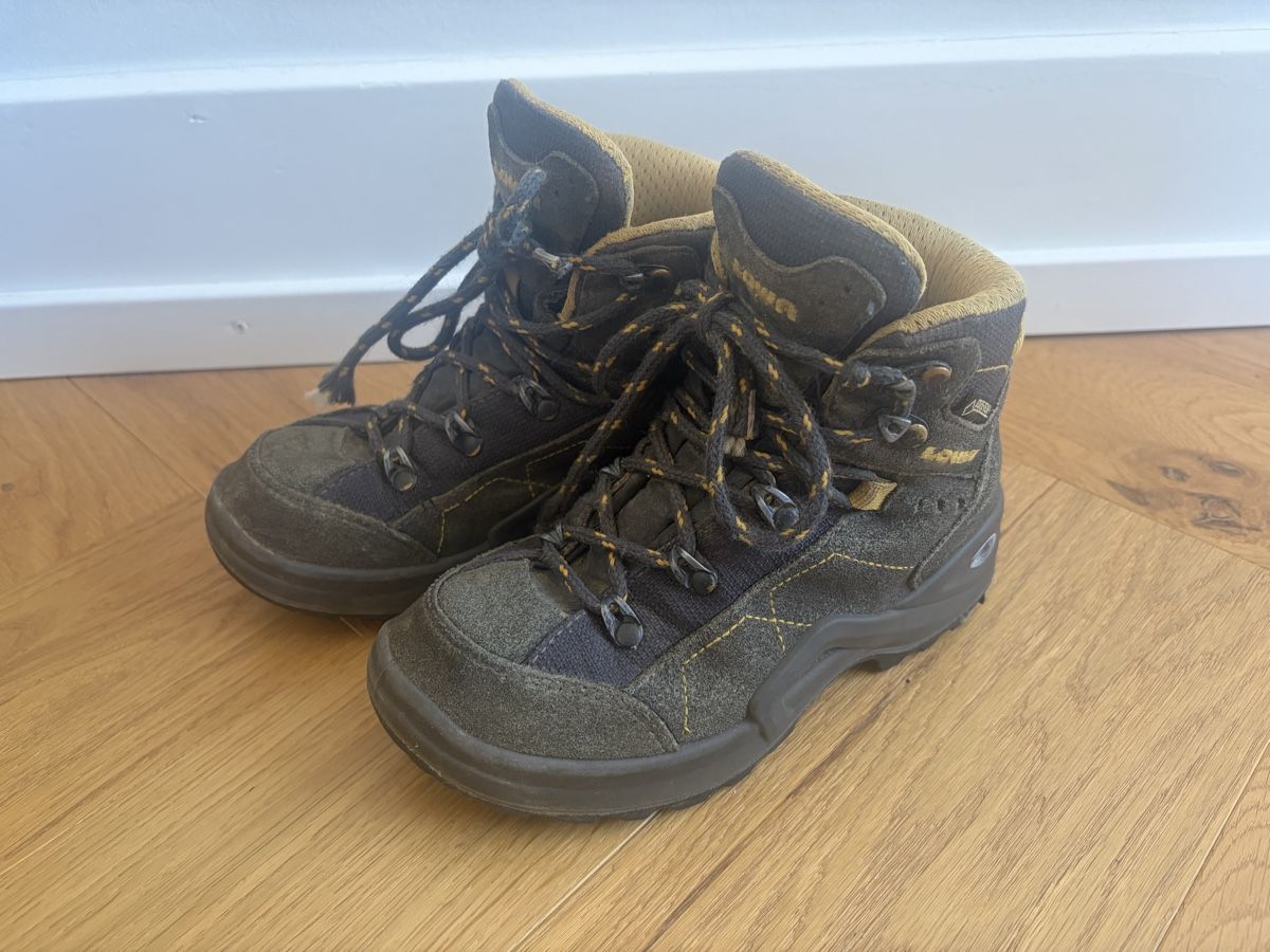 Lowa Scarpe da uomo: Lowa Wanderschuhe Grösse 31 – Usato da Basel venduto da Bale2014