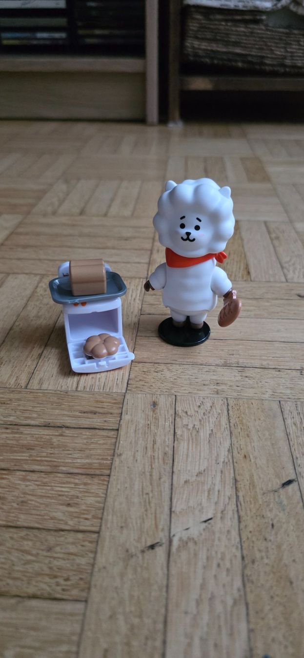 Statuette: BT21 UNIVERSTAR Sammelfigur RJ Baking Version – Nuovo (secondo la descrizione) da Spreitenbach venduto da SophieHatter89 1