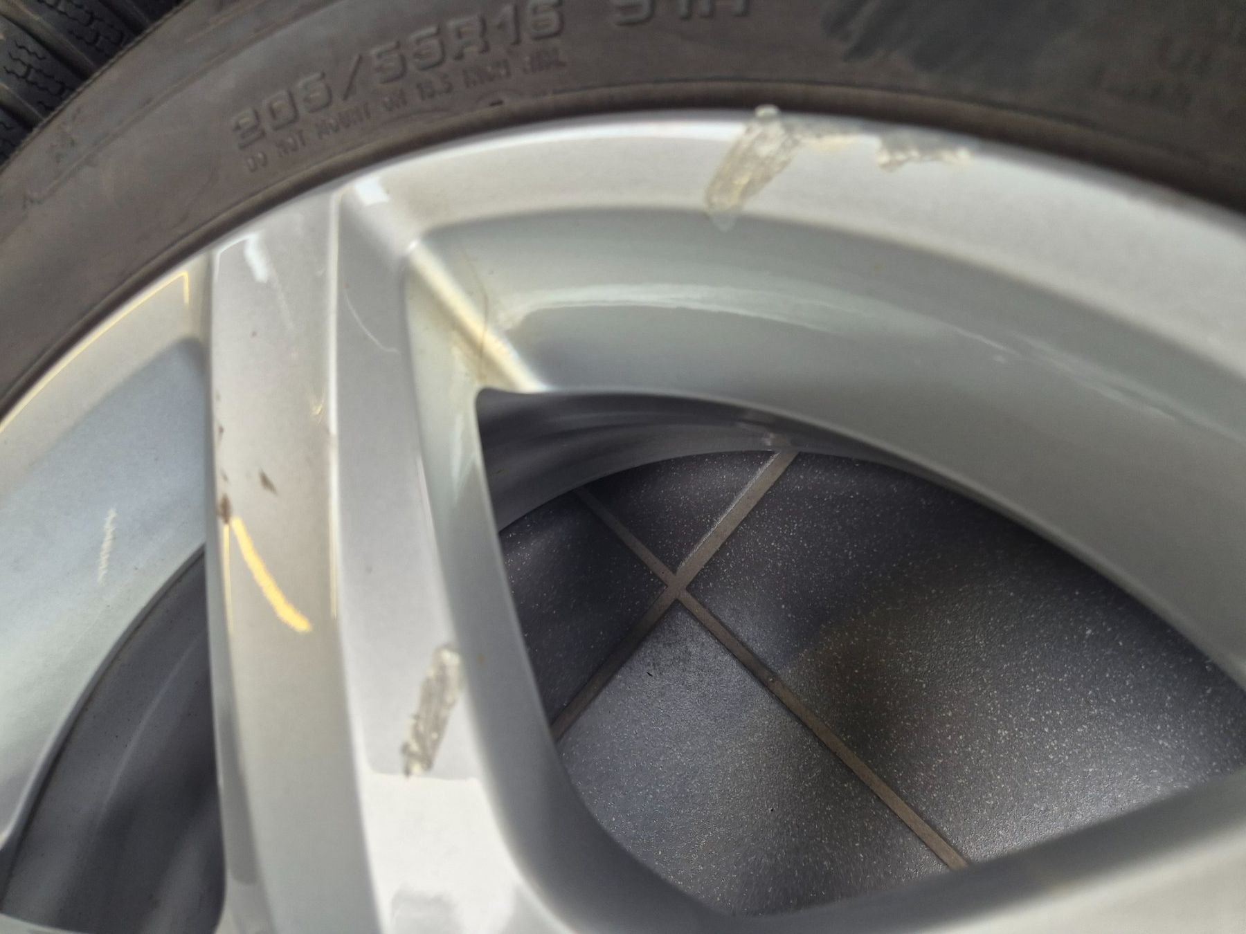 Volkswagen Pneumatici & Ruote complete: Winterräder 16" VW Passat – Usato da Winterthur venduto da WEWi-Ersatzteile 3