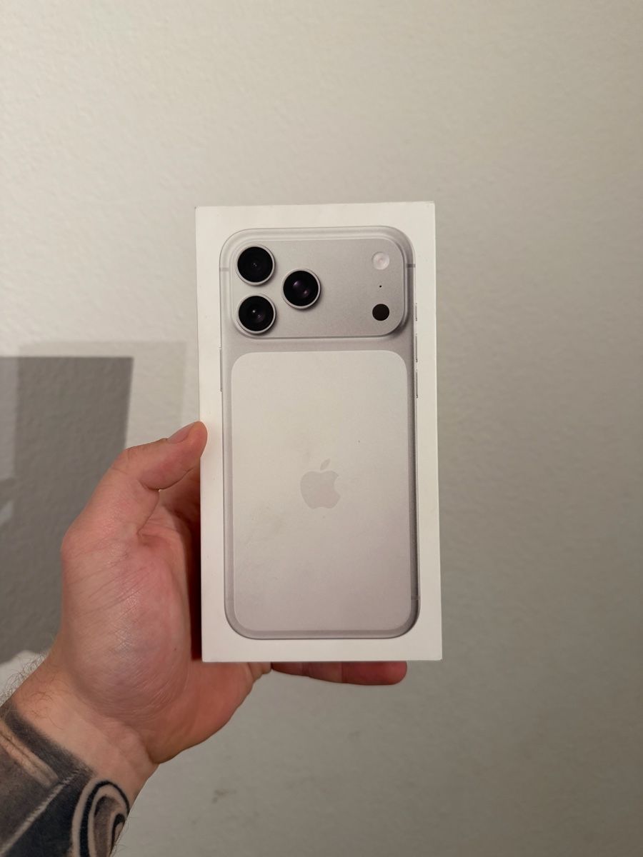 Apple Portables: 17 Pro Max vom Swisscom Neue-sim lock frei !  – Neuf avec emballage d'origine à Wallisellen par KrisztianToth
