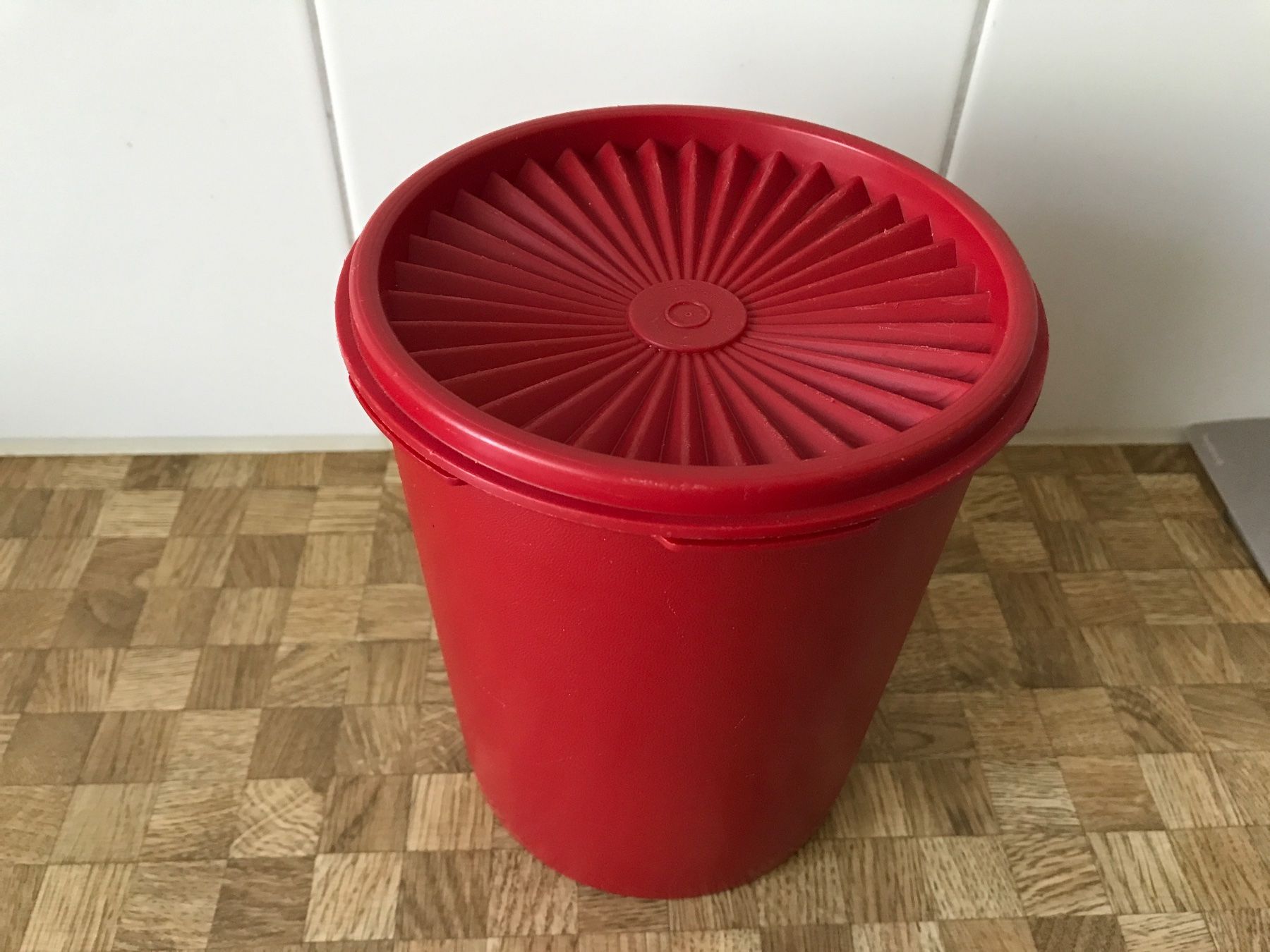 Tupperware Behälter & Ähnliches: Tupperware      Dose mit Sonnendeckel – Gebraucht aus Birmensdorf ZH von Hilhan