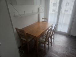 Esstisch mit vier Stühlen