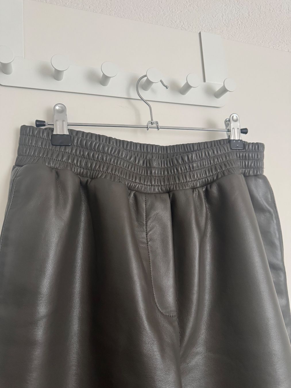 Samsøe Samsøe Pantalons: JUNO - Leather trousers M - beluga €240.00 – D'occasion à Zürich par Linen218 4