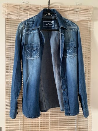 Chemise bleue en jeans avec motif