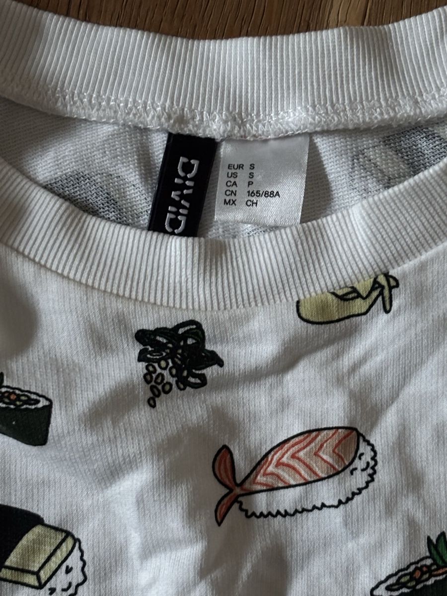 H&M Pullover & Sweatshirts: Damen Pullover Sushi Print  – Gebraucht aus Würenlos von Ashley24 1