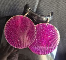 Orecchini circolari fucsia glitter con bordo oro