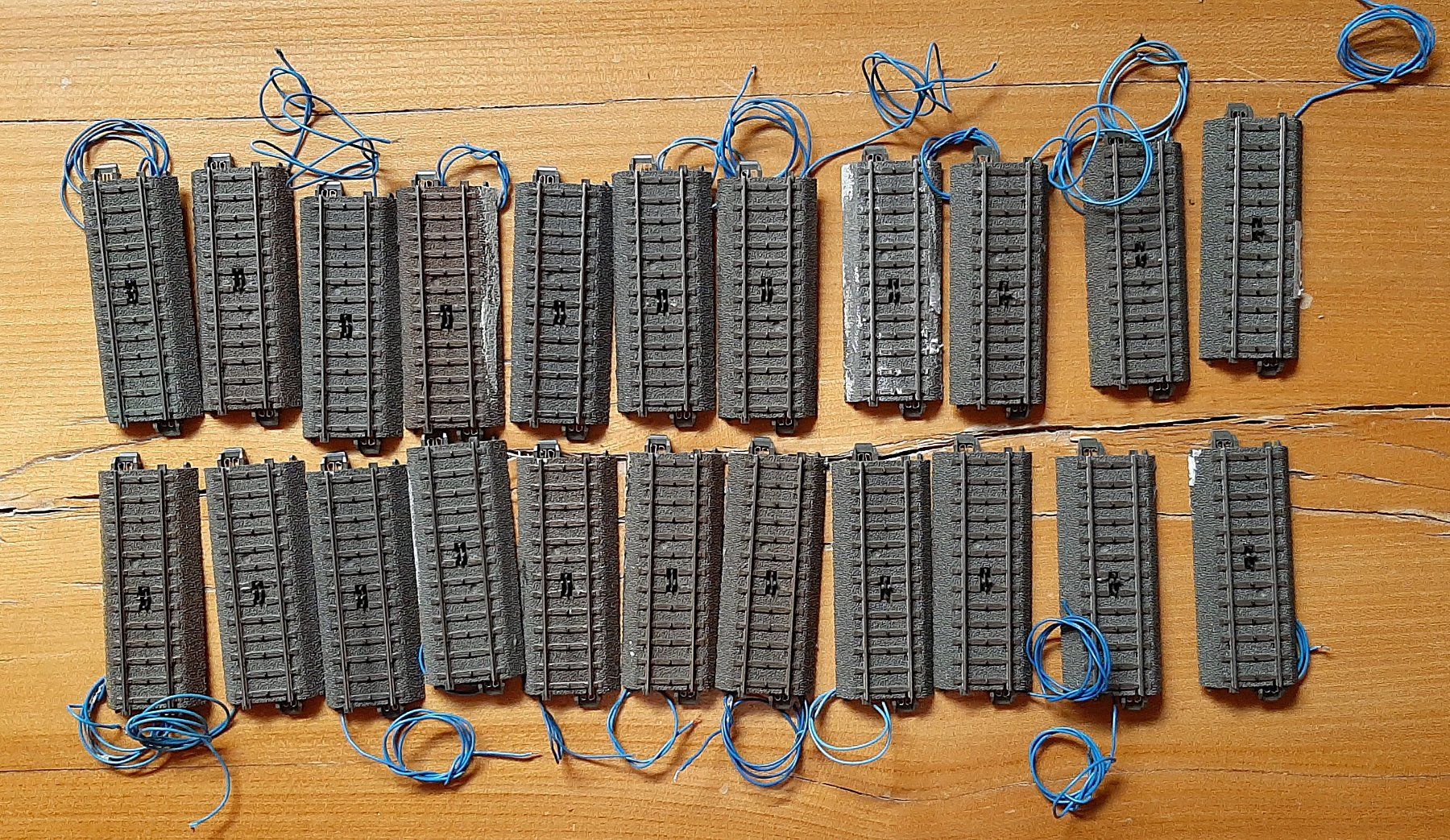 Märklin Modellini di ferrovie: 23 rails de commande Marklin  No 24994 – Usato da Monthey venduto da ficelles