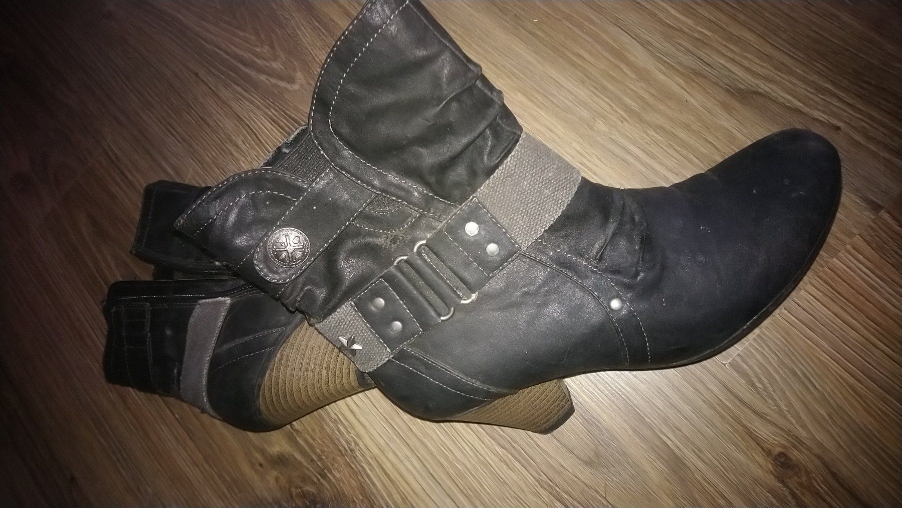 Scarpe da donna: Schuhe mit Keilabsatz gr. 39 – Usato da Grossdietwil venduto da GNOM313