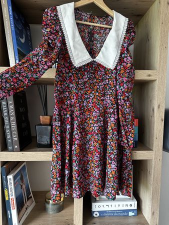 Robe en fleur avec grand col NEW