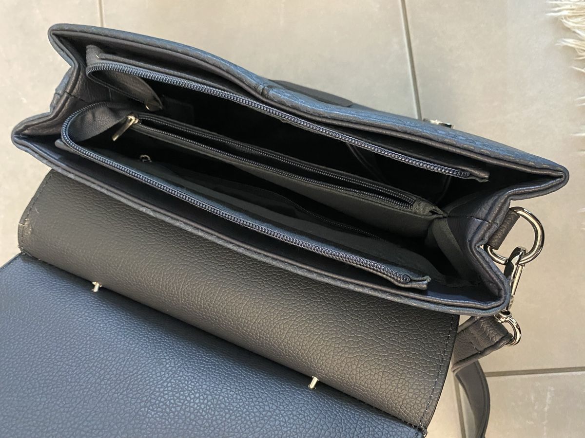 Taschen für Damen: Dunkelblaue Handtasche mit mattem Schlangenmuster Kunstleder – Neu (gemäss Beschreibung) aus Hünenberg See von lar_9zjk 2