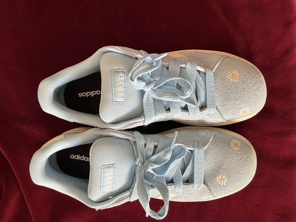 Adidas Damenschuhe: Adidas Sneaker hellblau mit Blumenmuster Grösse 38 – Gebraucht aus Mauren von nfr_8pxy