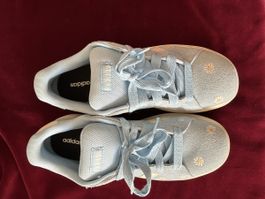 Adidas Sneaker hellblau mit Blumenmuster Grösse 38