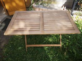 Table de jardin en bois, robuste et en bon état général.