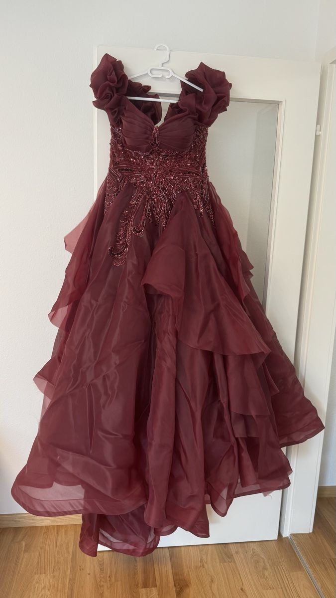 Vestiti: Bordeaux, elegantes Abendkleid mit passendem Schmuck. – Usato da Winterthur venduto da Yuni1