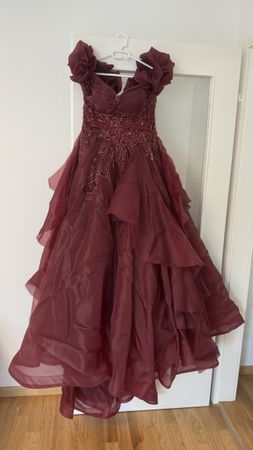 Bordeaux, elegantes Abendkleid mit passendem Schmuck.