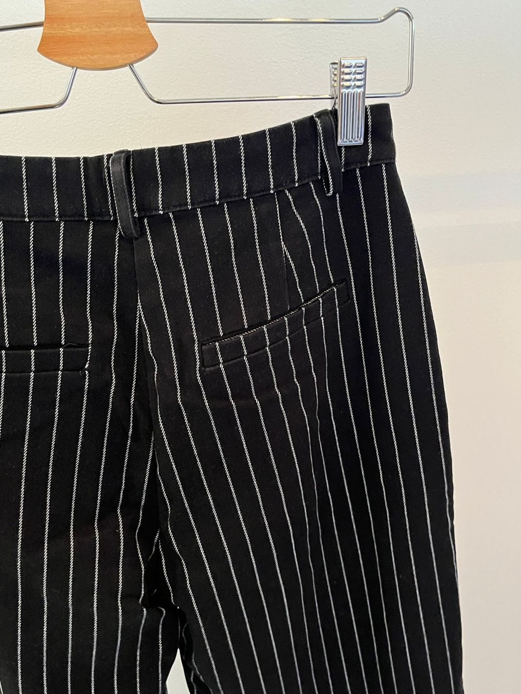 Na-kd Pantaloni: Pantalon rayé bleu-marine, NA-KD – Usato da Savagnier venduto da taianab 3