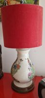 Vintage Lampe, Keramikfuss mit Vogelmuster, Rot Schirm 54