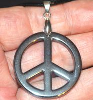 Halskette D-988 – Hämatit Peace Zeichen 3,5x3,5cm