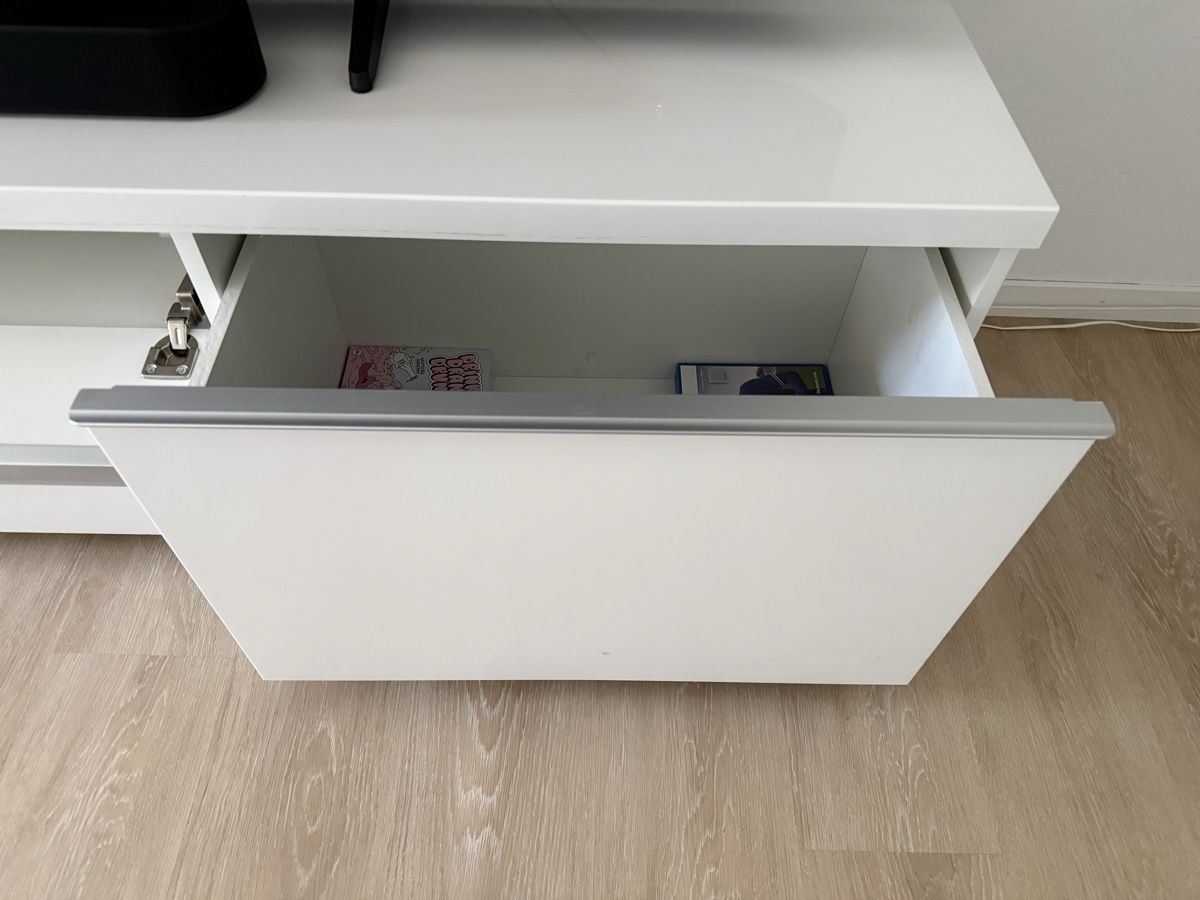 Ikea Mobili TV: TV Möbel weiss glänzend – Usato da Schwerzenbach venduto da Rivi2 1