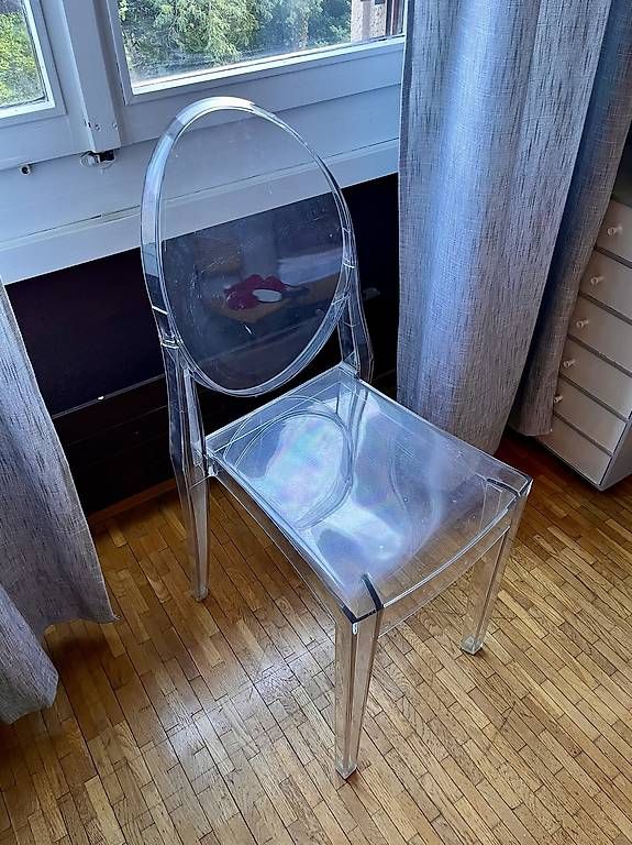 Chaises: Chaise Starck "Victoria Ghost" – D'occasion à Bourg-St-Pierre par GdCombin