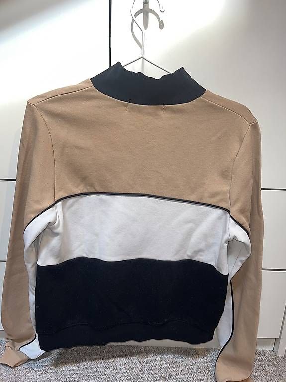 Pullover & Sweatshirts: Sweater tricolor – Gebraucht aus Obersaxen von TaCaSales 1