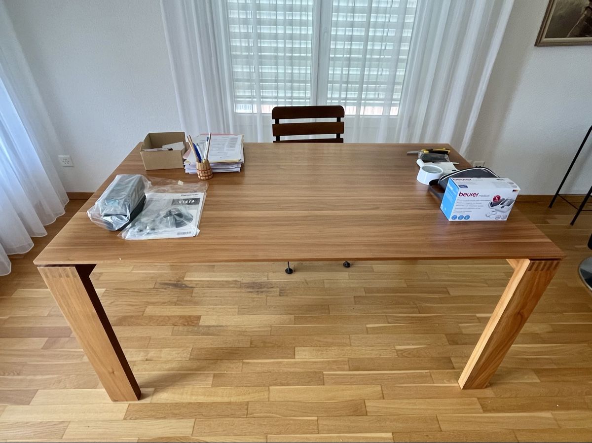 Tables: Massiver Holztisch / Esstisch  – D'occasion à Möriken AG par Libero013
