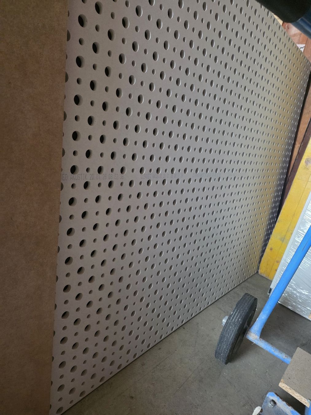 Plateaux: Gipsplatte Lochgips 200x120 – D'occasion à Bettwiesen par Hamusch
