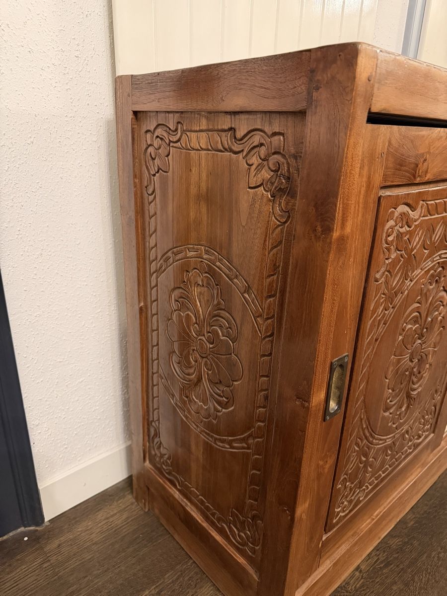 Cassettiere: Holzkommode / Sideboard mit aufwendigen Schnitzereien – Usato da Strengelbach venduto da KW. 3