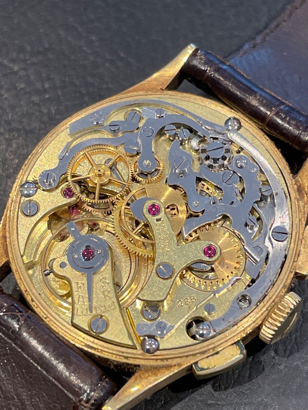 Universal Genève Markenuhren: Universal Geneve Chronograph 18K - Vintage – Gebraucht aus Chavornay von  3