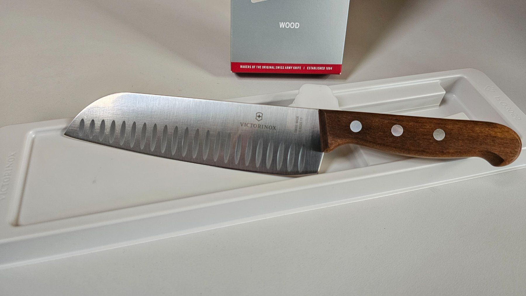 Victorinox Küchenmesser: Victorinox Santokumesser Wood – Neu und originalverpackt aus Jegenstorf von Bracher_Mail-House
