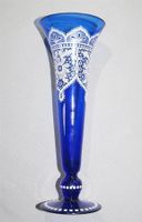 Blaue Überfang-Glasvase mit weissem Spitzen-Muster