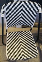 Sedia impilabile design zigzag bianco nero