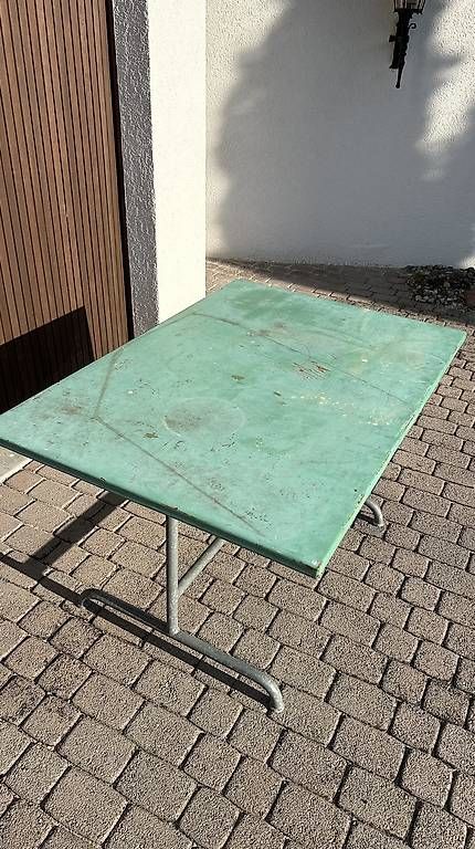 Tische: Alter Blechtisch klappbar feuerverzinkt – Gebraucht aus Rottenschwil von Yoshiworks