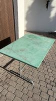 Alter Blechtisch klappbar feuerverzinkt