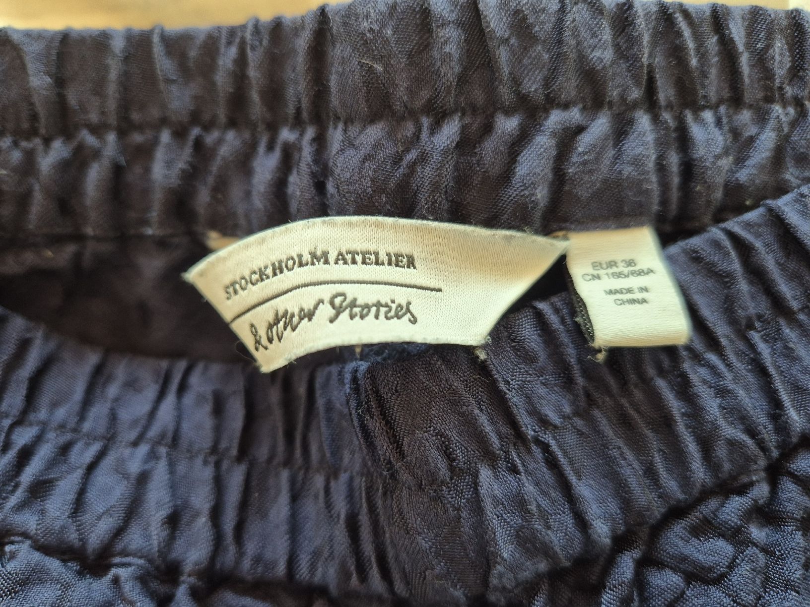 Other Stories Pantaloni: Other Stories Stoffhose – Usato da Escholzmatt venduto da Commessa 1