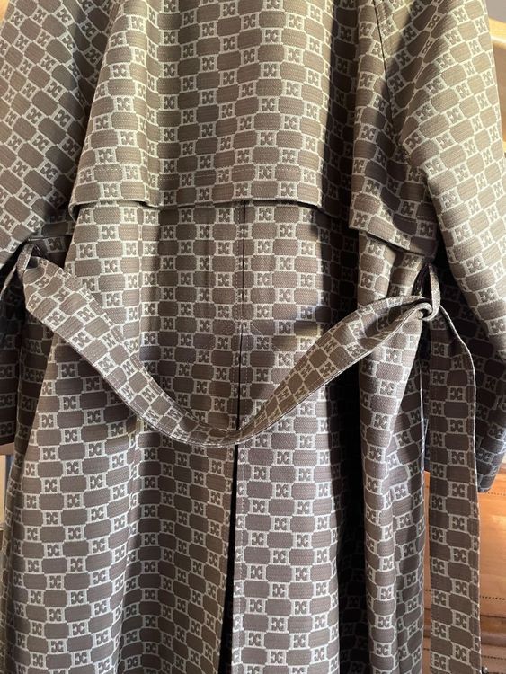 Escada Cappotti: ESCADA Luxuriöser Trenchcoat beige Monogramm – Nuovo (secondo la descrizione) da Zürich venduto da STYLEHAUS 4