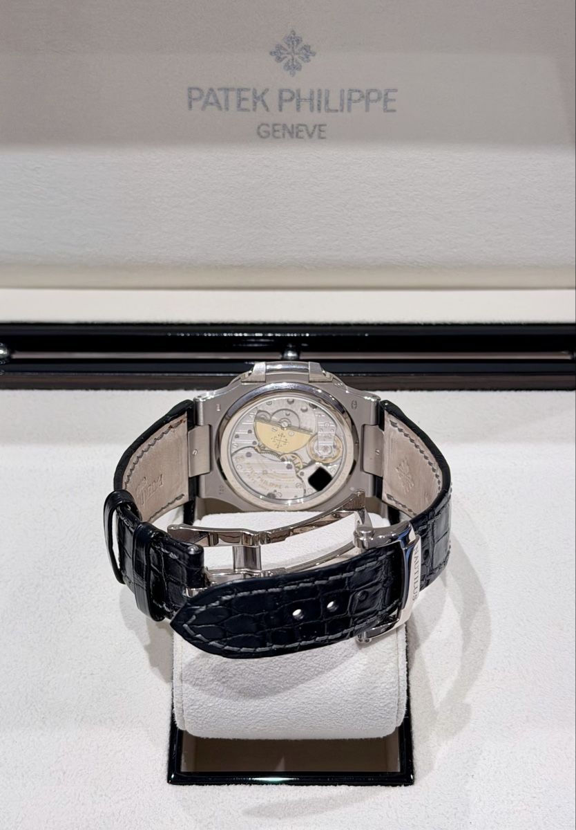 Patek Philippe Orologi: Patek Philippe 5712 Moonphase 18K Whitegold – Usato da Zürich venduto da WATCHROOM 7