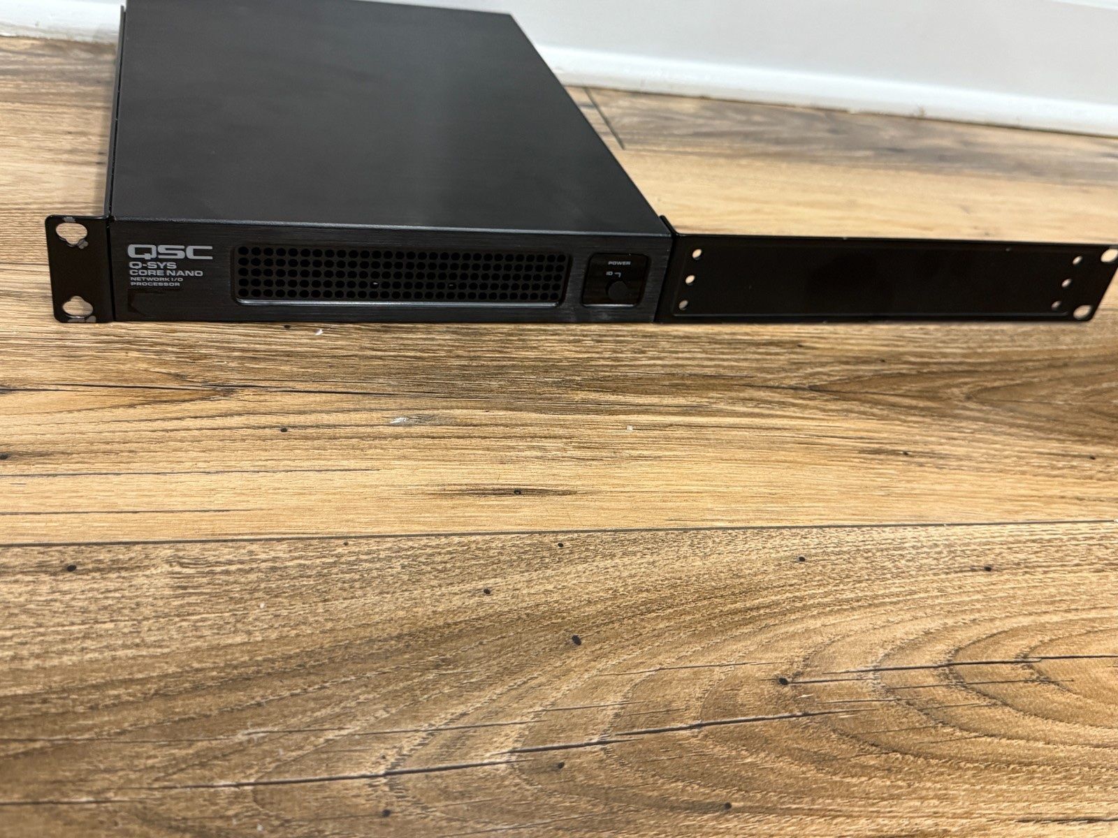 Strumenti musicali: QSC Q-SYS Core Nano – Usato da Winterthur venduto da Gemini235000 3