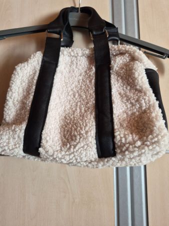 petit sac en fausse fourrure blanche et cuir noir