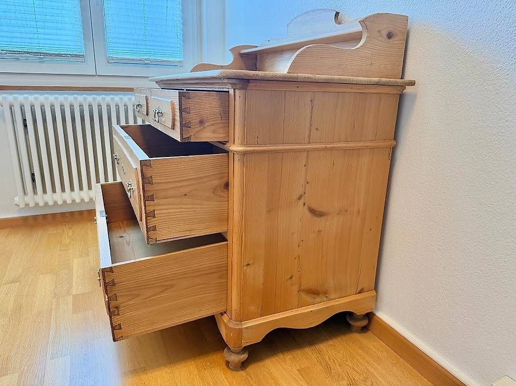 Cassettiere: Schöne antike Kommode aus Tannenholz – Usato da Winterthur venduto da ryb 1