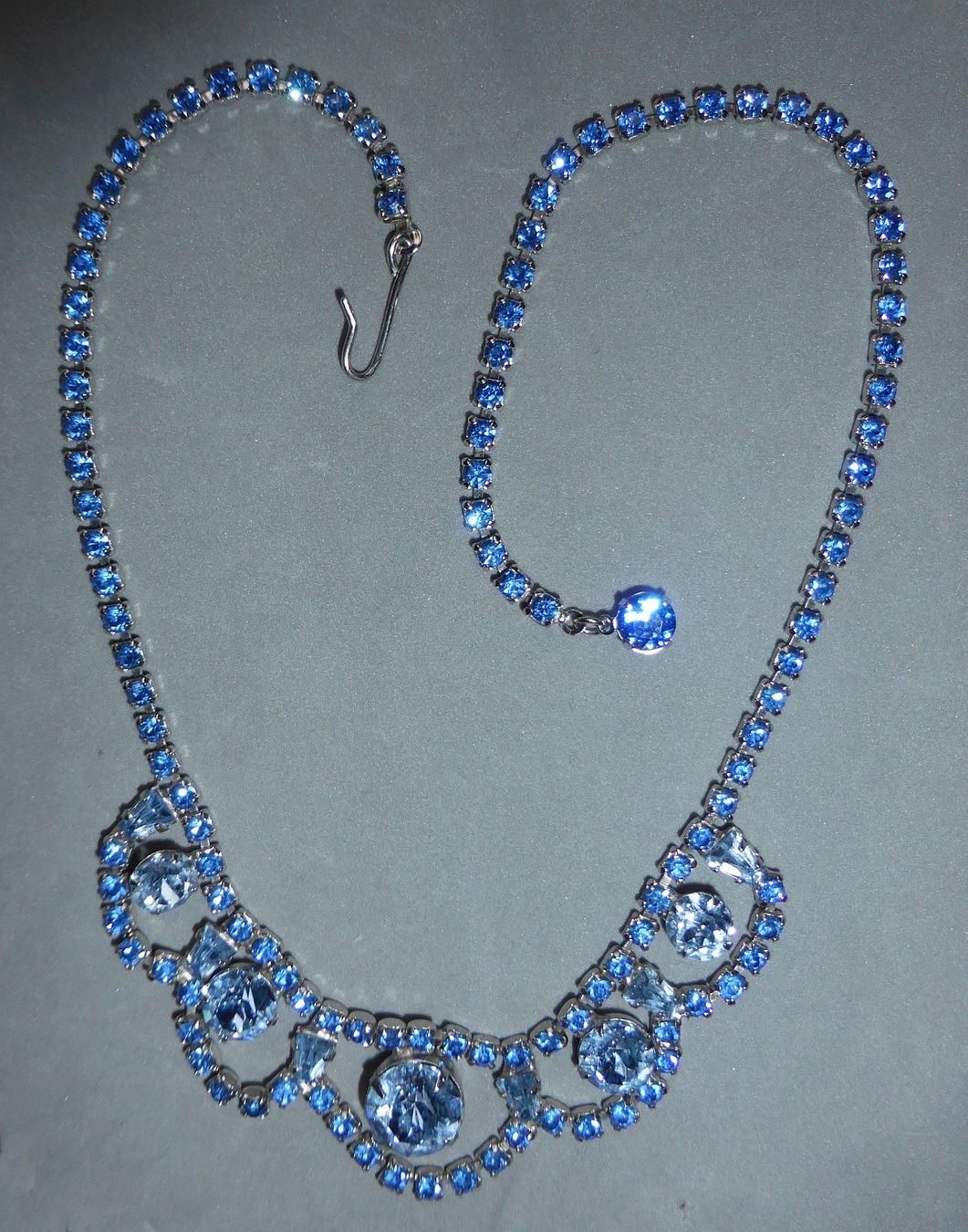 Catenine: Wunderschöner 50s blauer Choker – Usato da Sonceboz-Sombeval venduto da Artdecolove 7