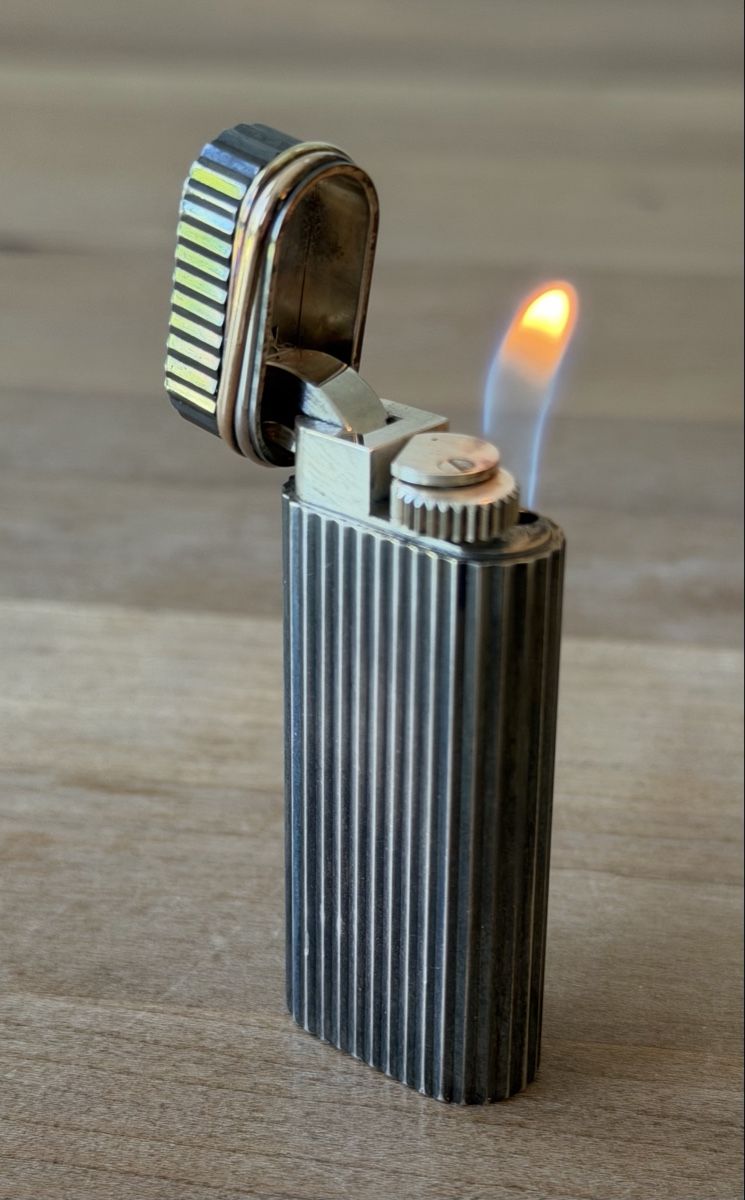 Cartier Accendini: Original Oval Ribbed Cartier Trinity Feuerzeug – Usato da Embrach venduto da watchesandlighters 1
