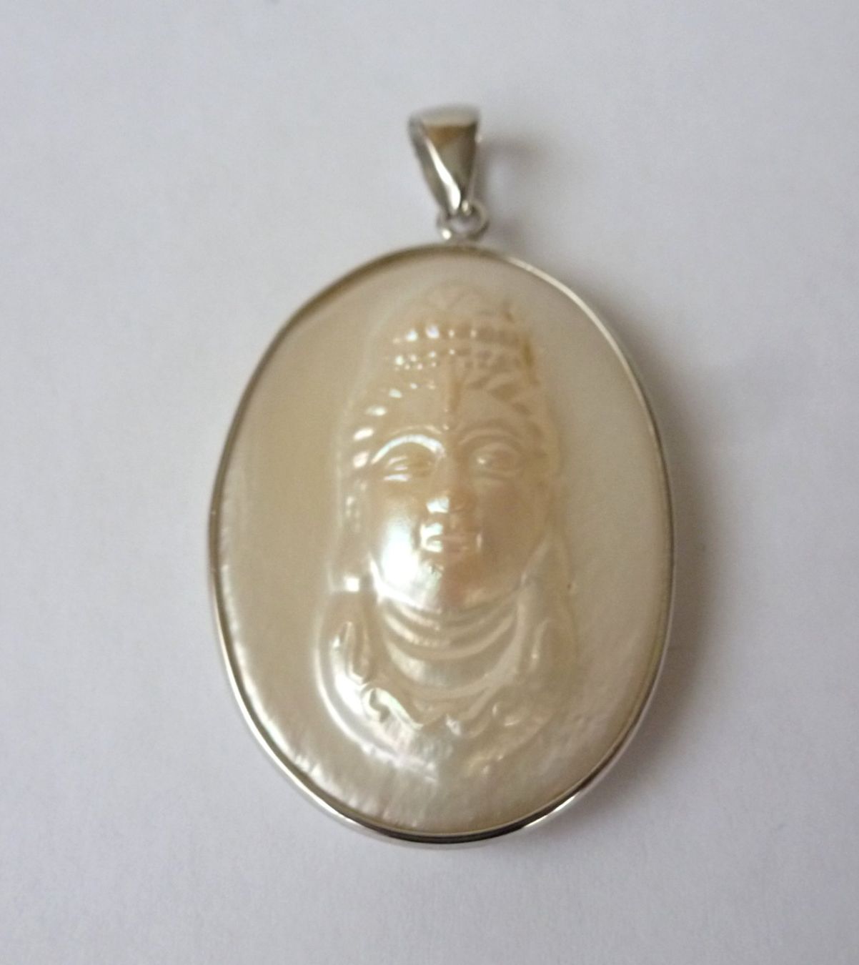 Anhänger: Anhänger - Kuan Yin mit Perlmutt – Neu und originalverpackt aus Mauren von Yeelen 1