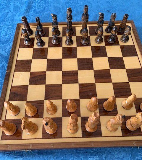 Giochi: Schach, handgeschnitzt aus Lindenholz – Usato da Kaiserstuhl AG venduto da Lob