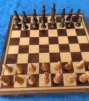Schach, handgeschnitzt aus Lindenholz