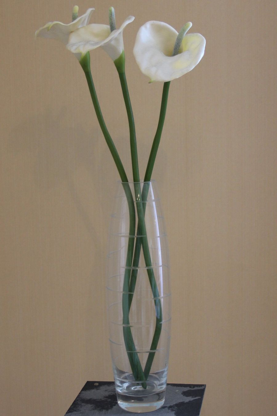 Vasi & Recipienti: Glasvase mit künstlichen Blumen – Usato da Schaan venduto da antikes_und_kurioses
