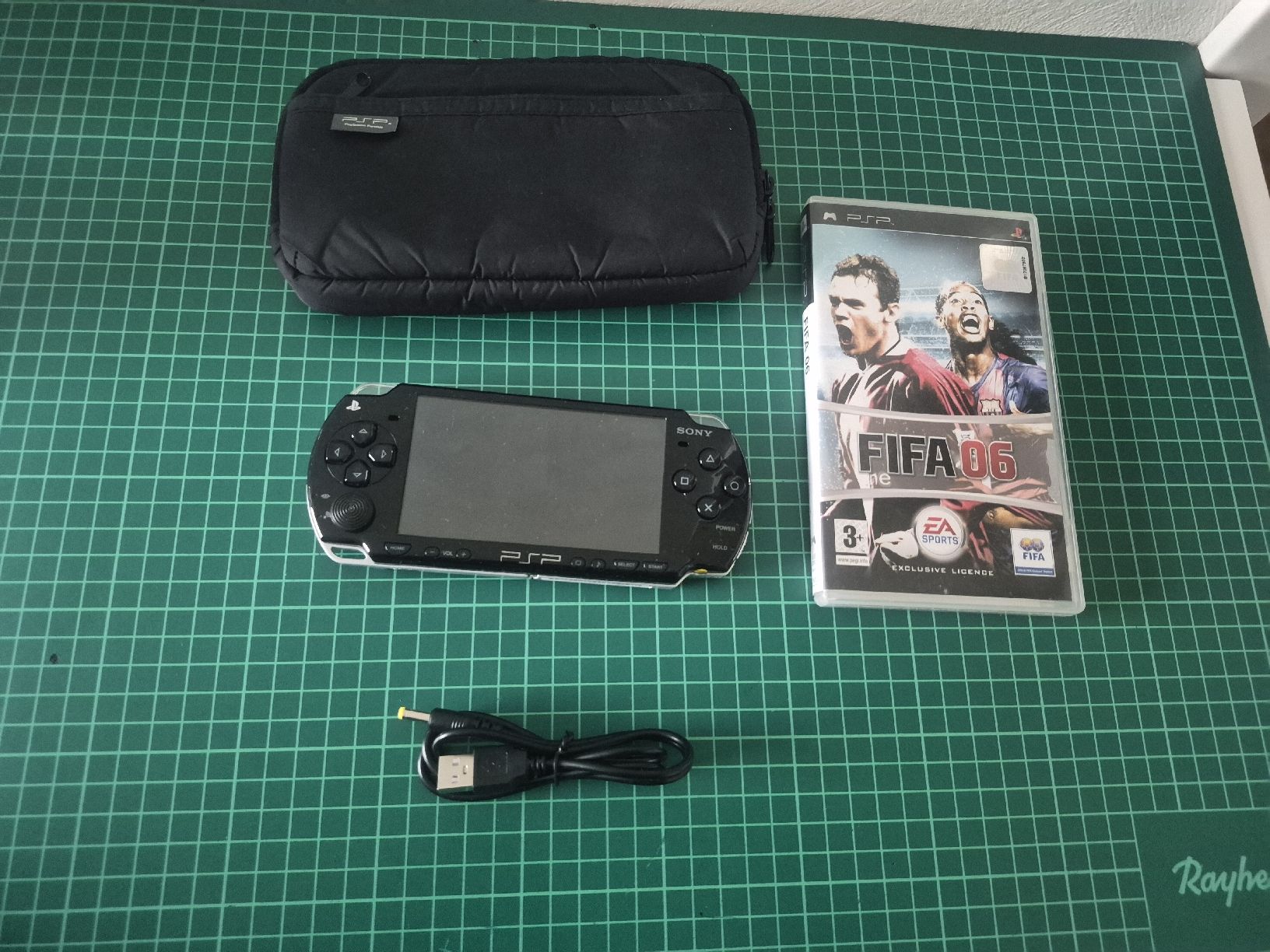 Sony Konsolen: Sony PSP 2004 Black + FIFA 06. Bundle with Case – Gebraucht aus Meyrin von Retro-GZ